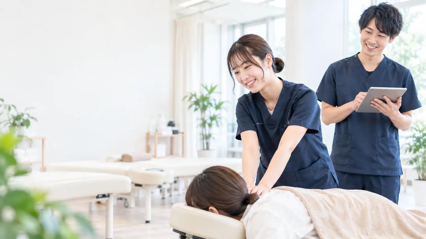 明るい院内で患者様を支える女性と男性のスタッフ