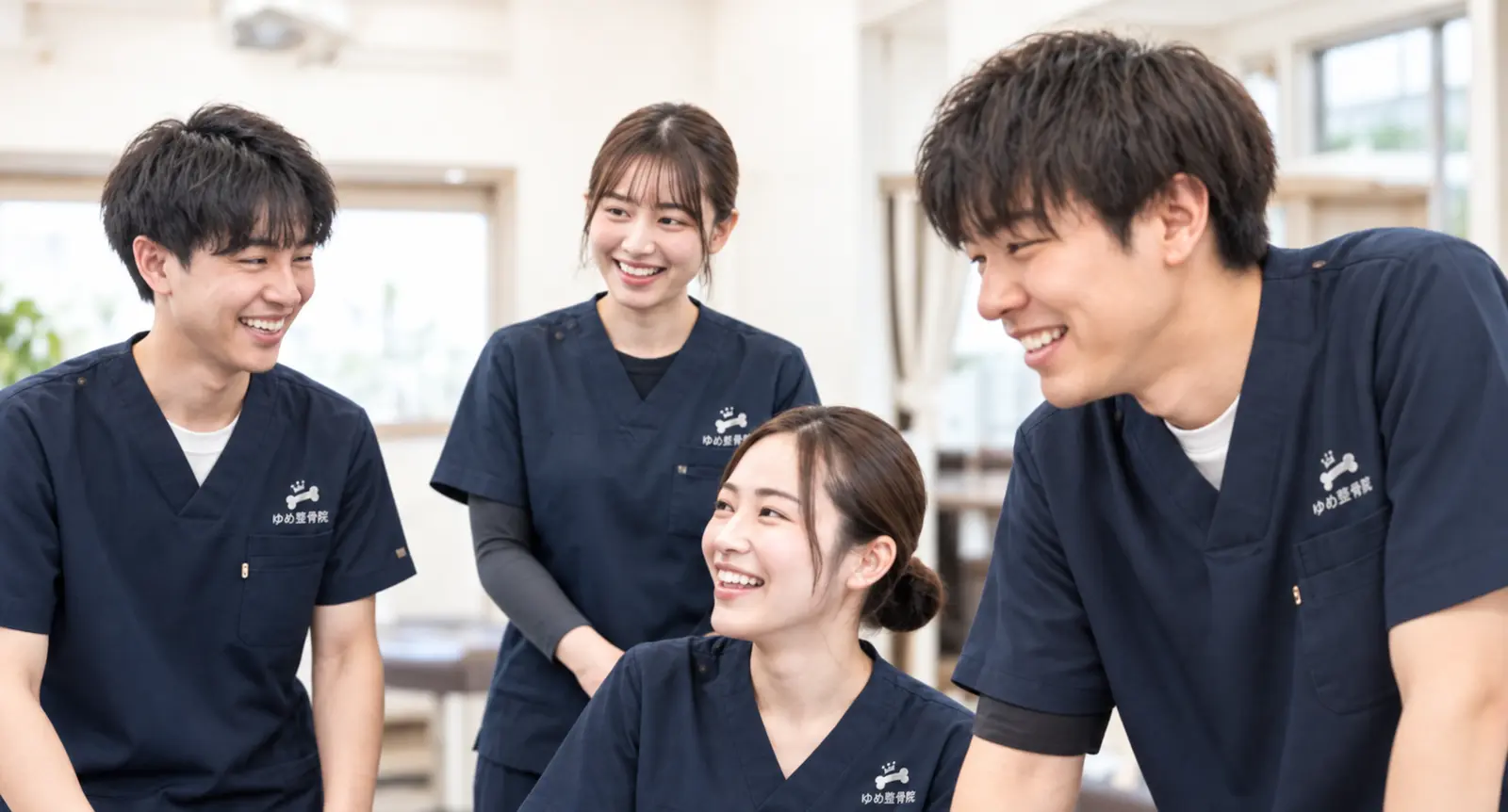 笑顔で会話する4人のスタッフ